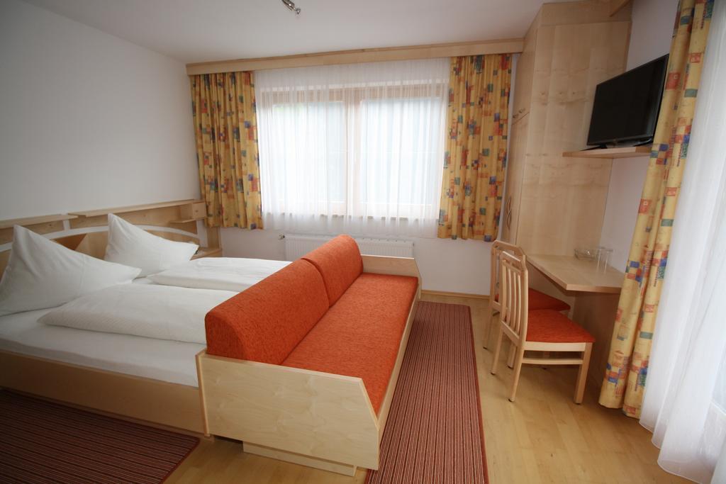Hotel Garni Haus Anita Liesing Exteriör bild
