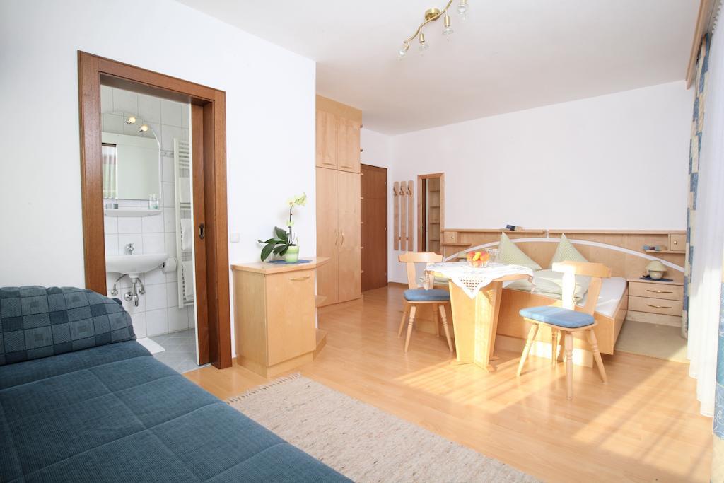 Hotel Garni Haus Anita Liesing Rum bild